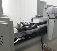 Equipo de impresión en taller técnico