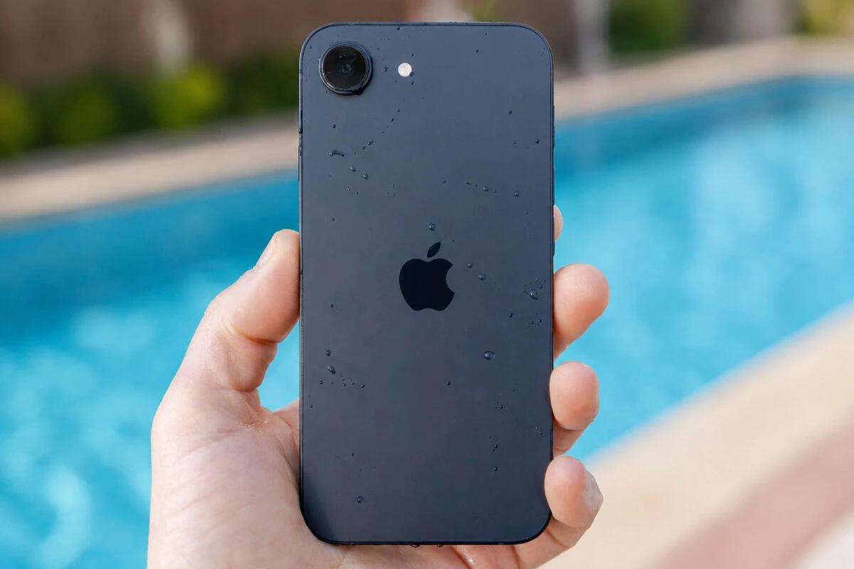 Llevar el iPhone a la piscina y playa no es tan seguro como parece. Mojarlo no es buena idea aunque esté certificado